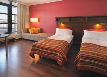 Фото номера Стандартный номер с 2 односпальными кроватями и диваном Отель Sport &amp; Spa Hotel Vesileppis г. Леппявирта 2