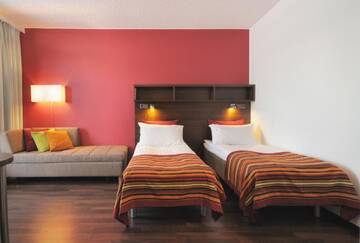Фото номера Стандартный номер с 2 односпальными кроватями и диваном Отель Sport &amp; Spa Hotel Vesileppis г. Леппявирта 3