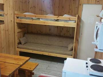 Фото номера Коттедж с общей ванной комнатой (для 2 взрослых) Кемпинги Mansikkaharju Holiday Camp г. Леппявирта 4