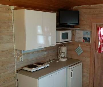 Фото номера Коттедж с общей ванной комнатой (4 взрослых) Кемпинги Mansikkaharju Holiday Camp г. Леппявирта 6