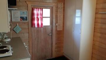 Фото номера Коттедж с общей ванной комнатой (4 взрослых) Кемпинги Mansikkaharju Holiday Camp г. Леппявирта 7